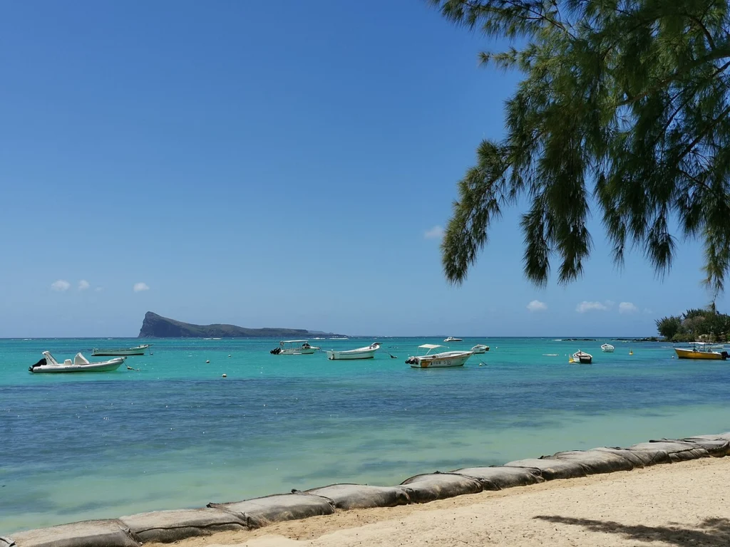 Wybrzeże Mauritiusa z widokiem na wyspę Coin de Mire