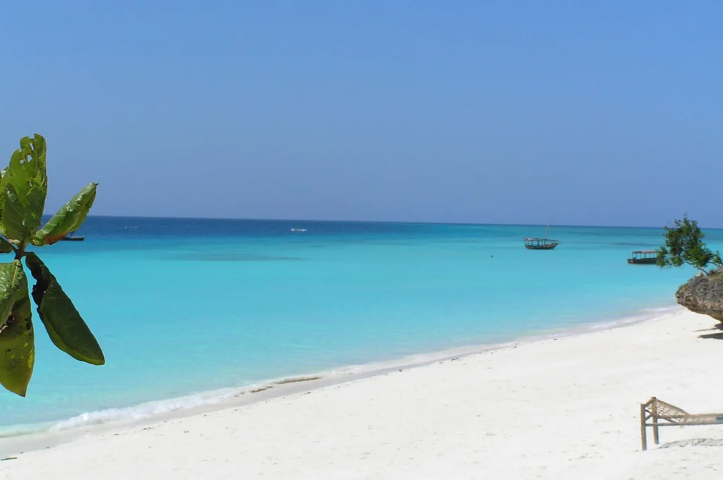 Biała plaża i turkusowa woda na Zanzibarze