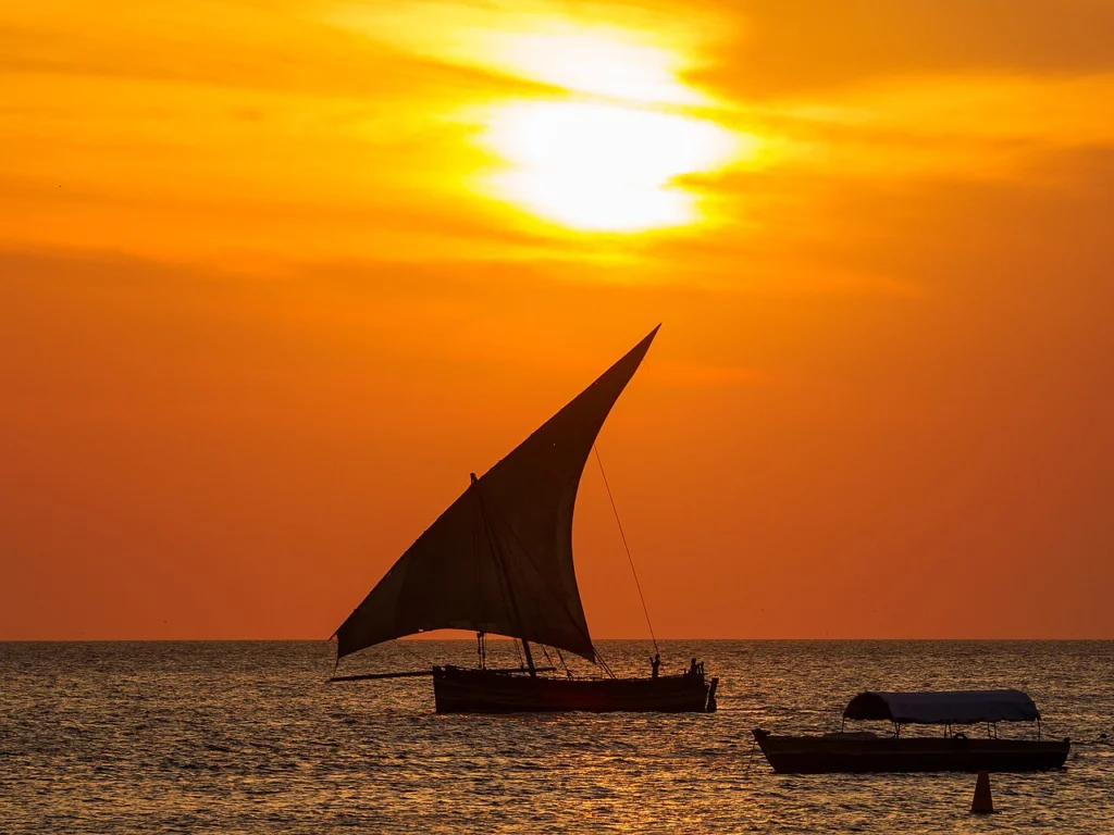 Tradycyjny dau na tle zachodu słońca u wybrzeży Zanzibaru
